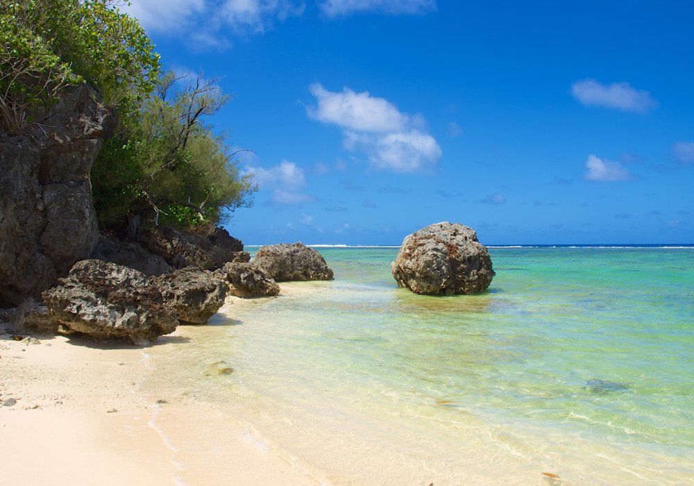 rurutu beach