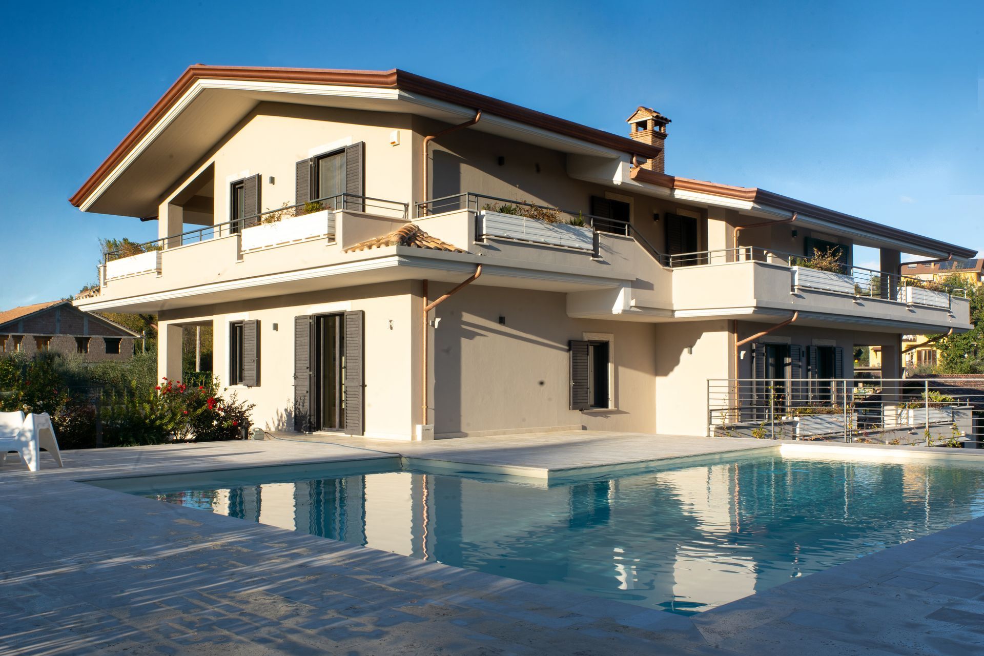 Una grande casa con una piscina di fronte