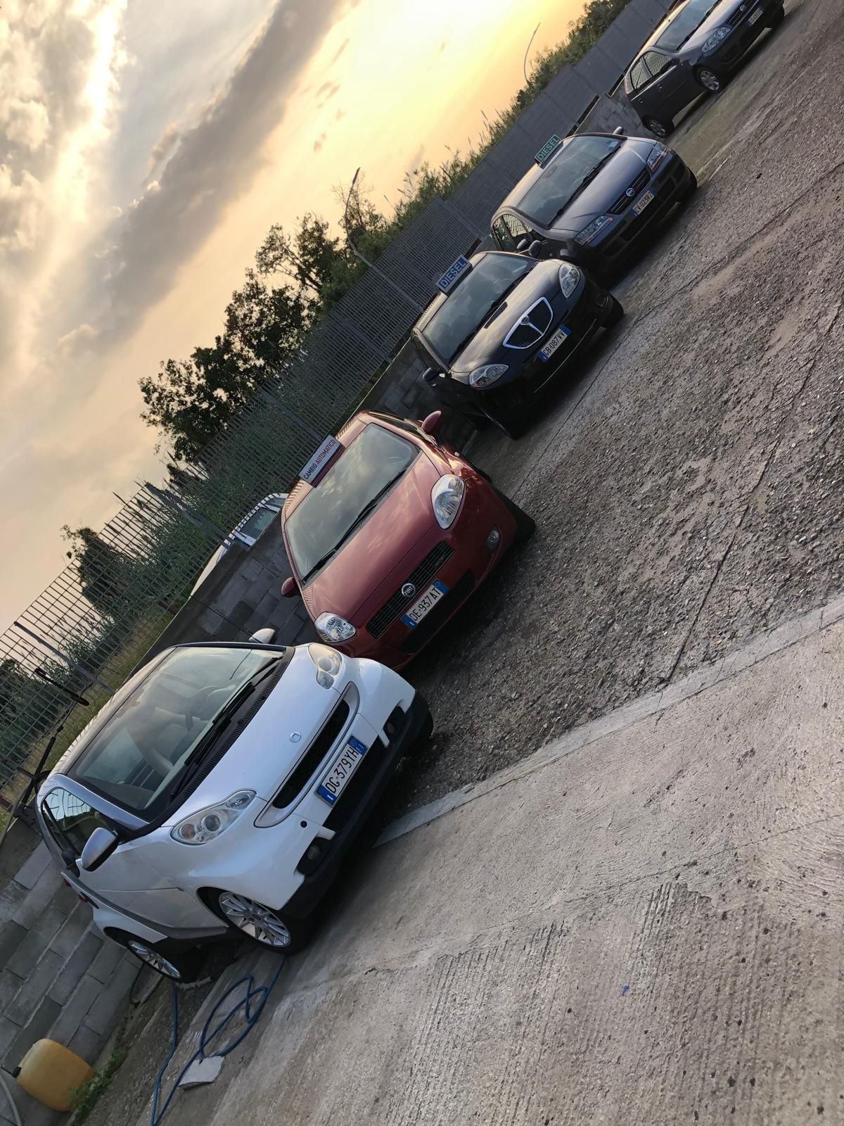 Una fila di auto è parcheggiata in un parcheggio.