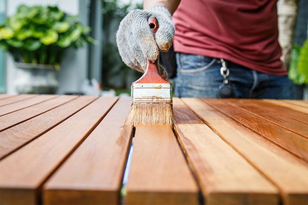Tvorų lentų ir kitų medžio gaminių dažymas
