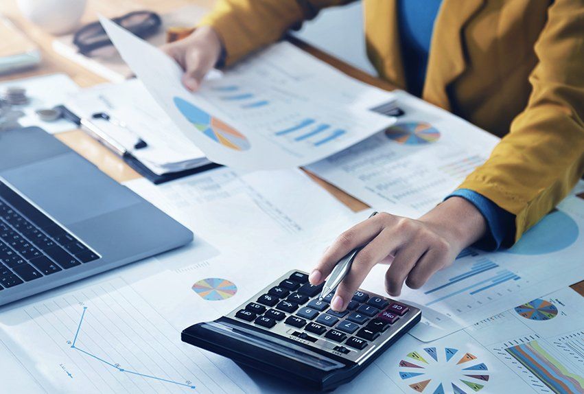 Profissional calculando o valor do ITBI do contribuinte