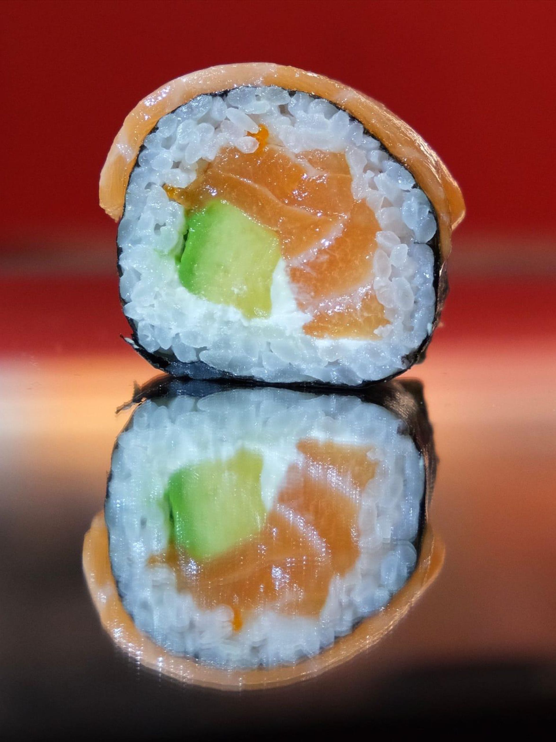 Sushi con salmone e avocado