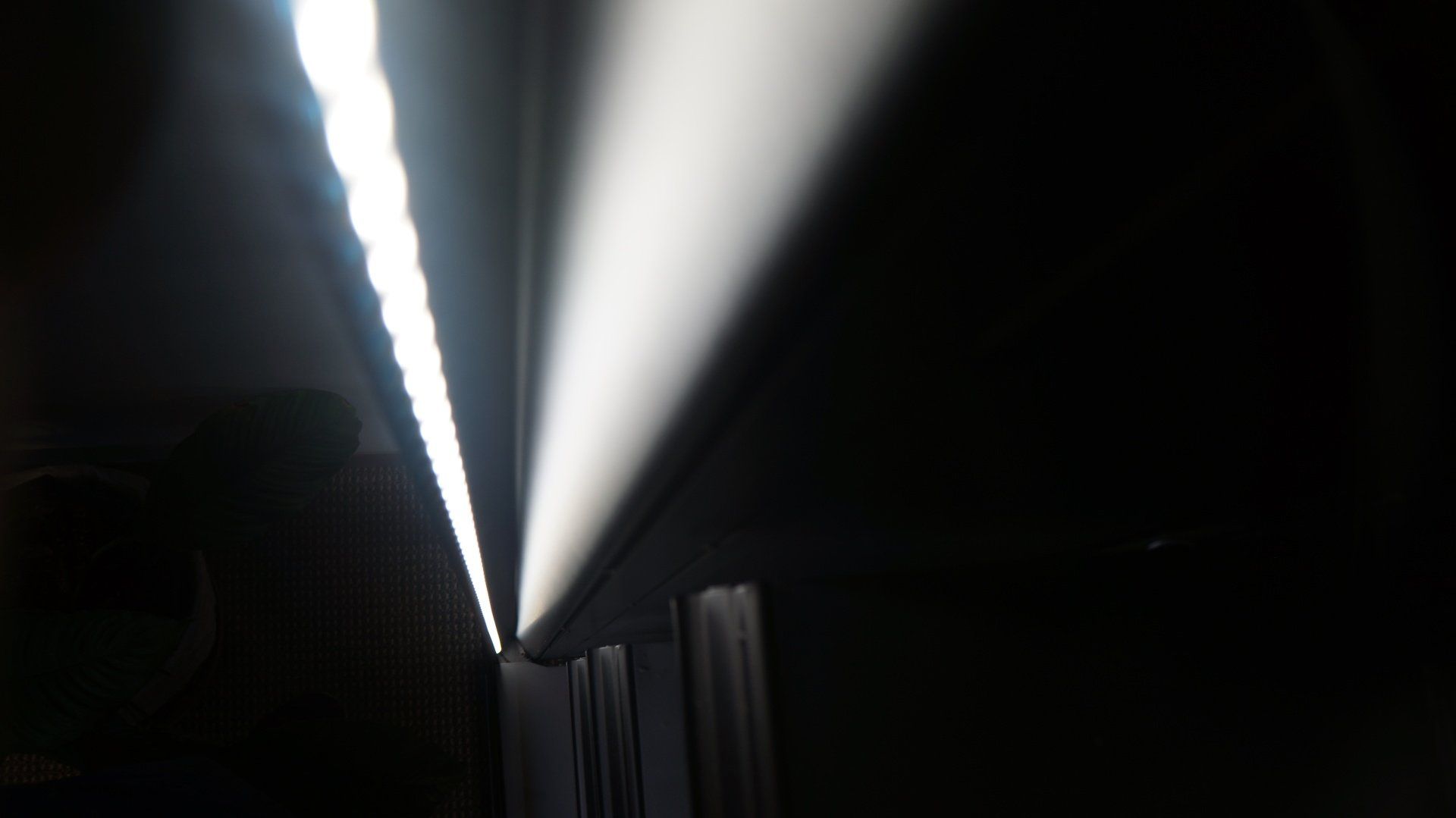 An elegant lighting solution for merchandisng 