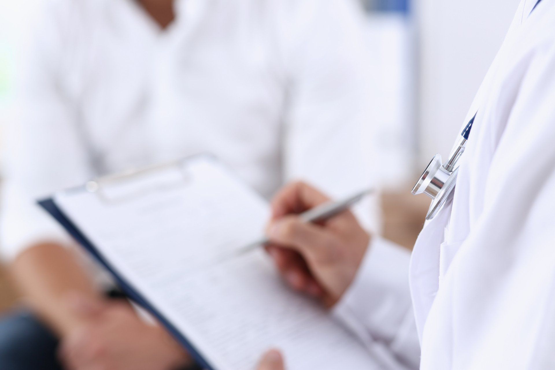 Arzt schreibt etwas auf eine Liste