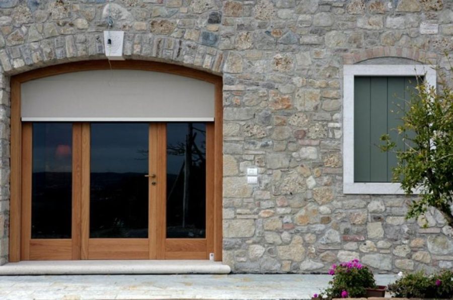 finestra grande in legno