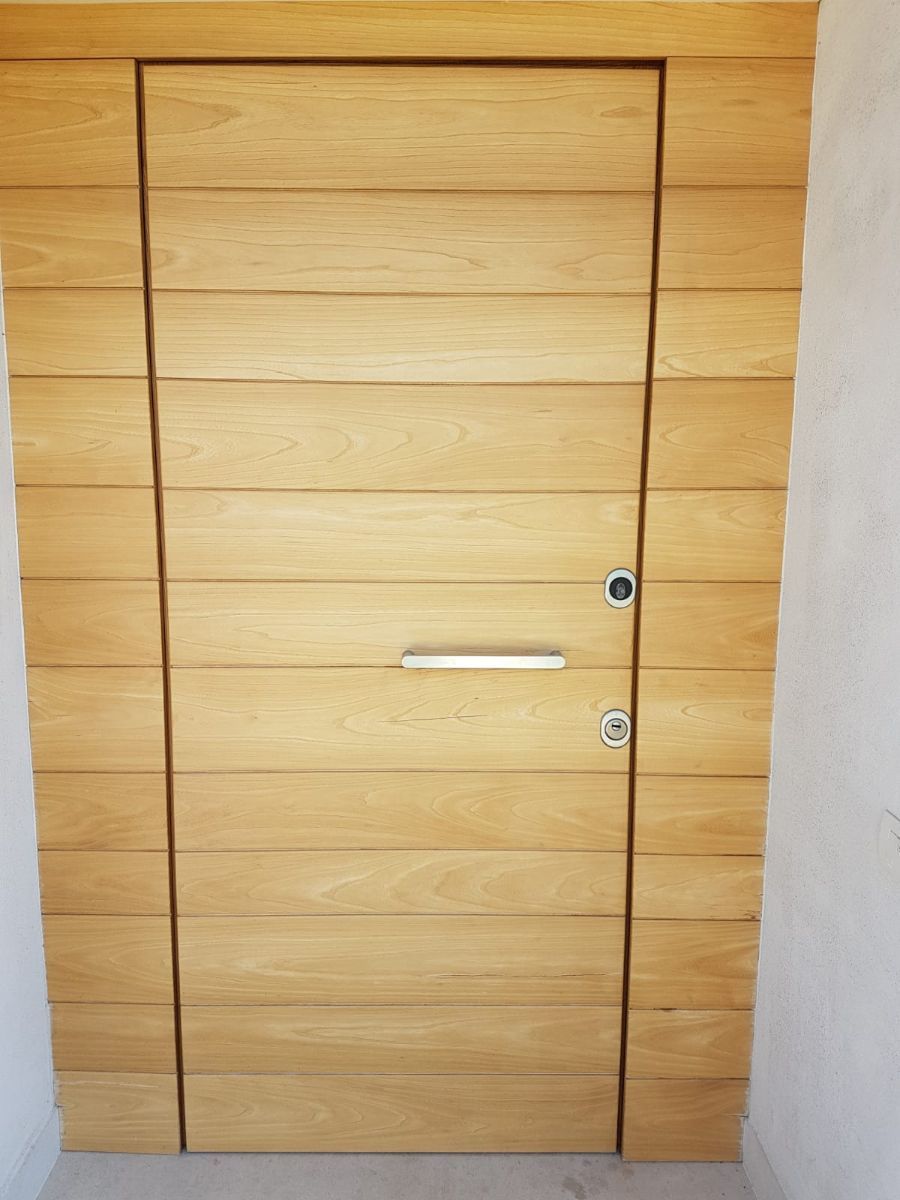 porta in legno chiaro