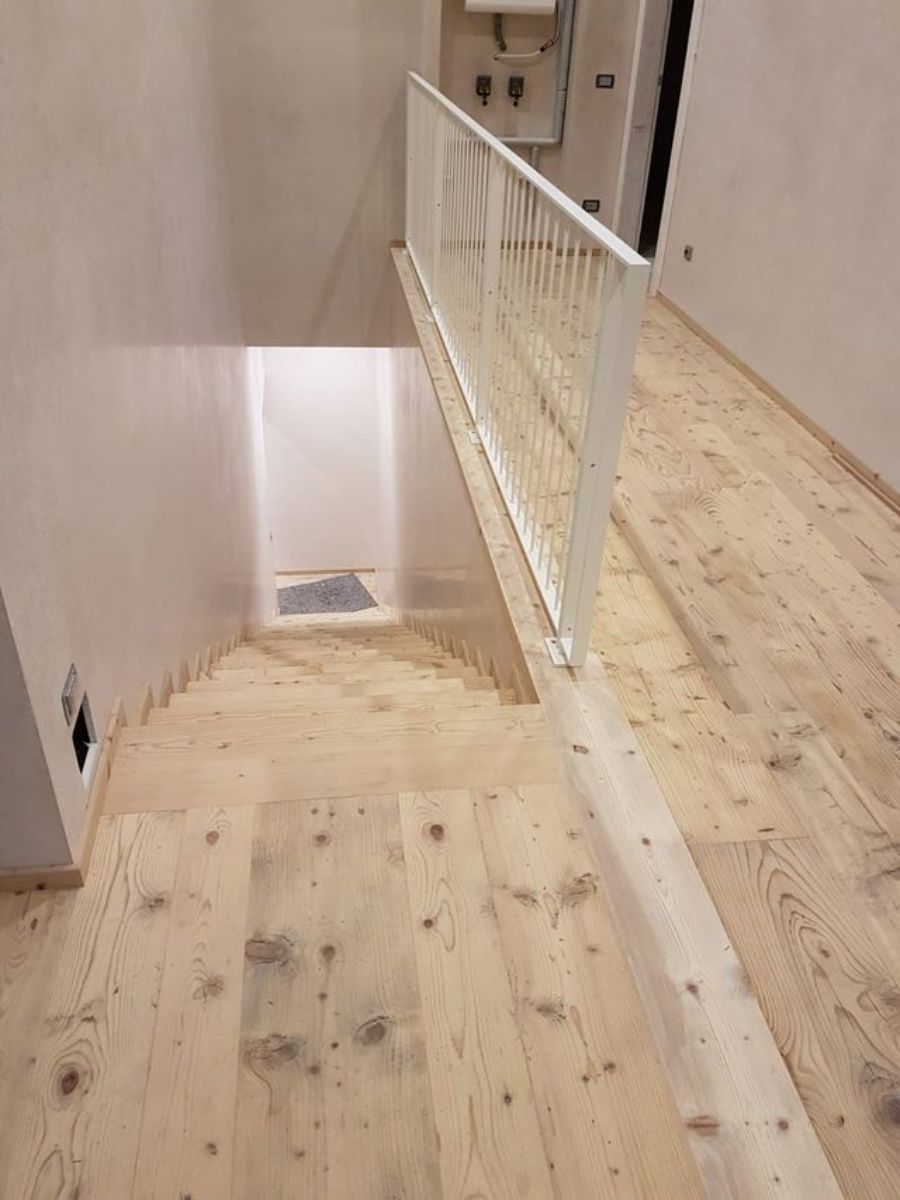 scala in legno chiaro