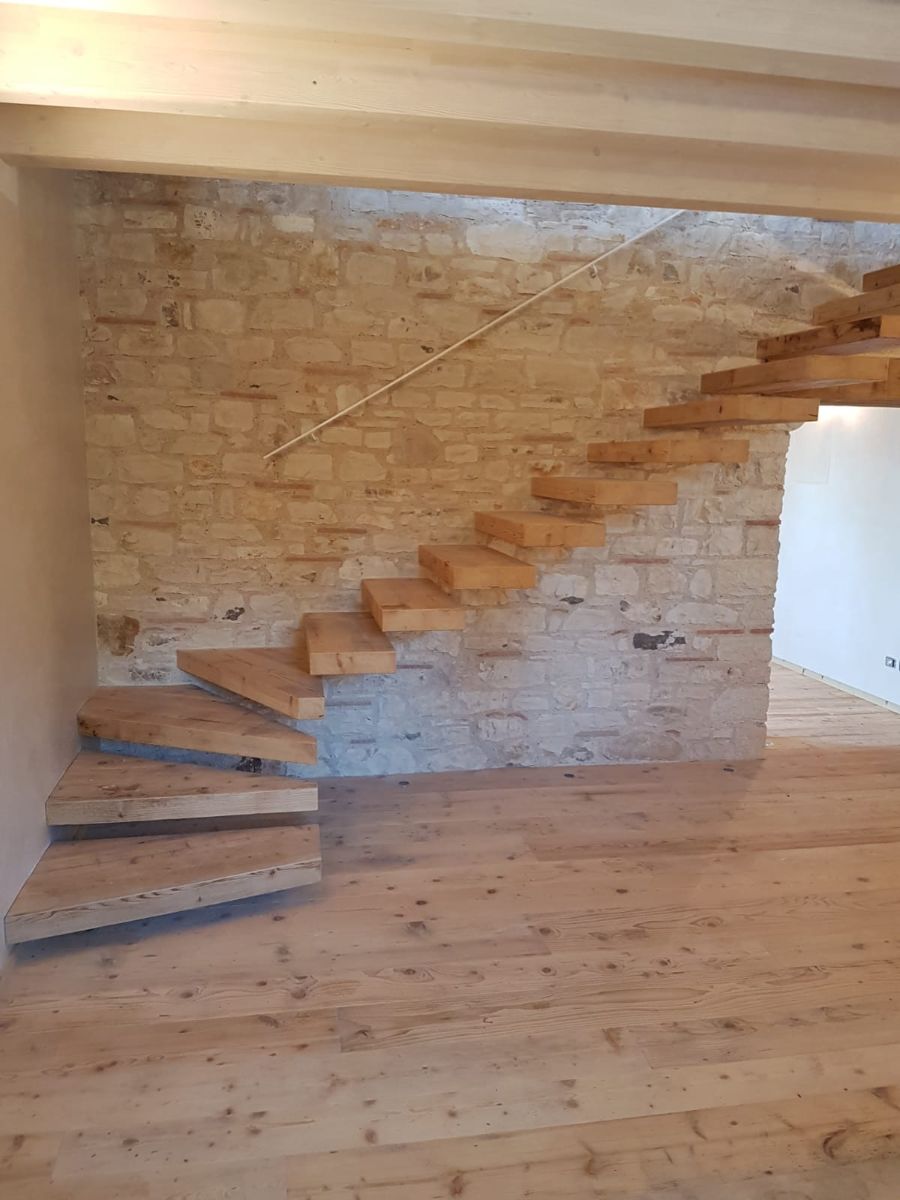 scala in legno moderna