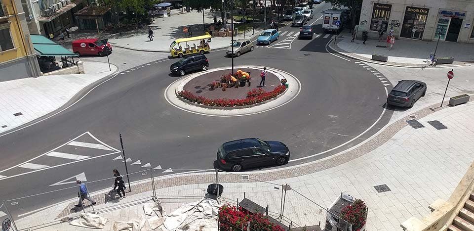 rotonda stradale con aiuola