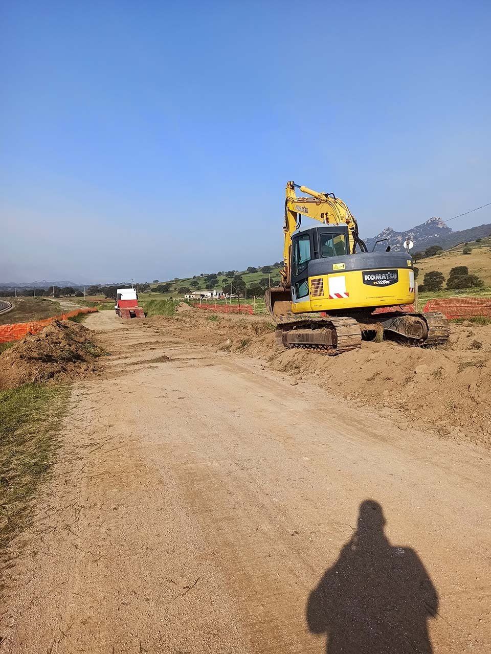 cantiere con gru ed escavatrici