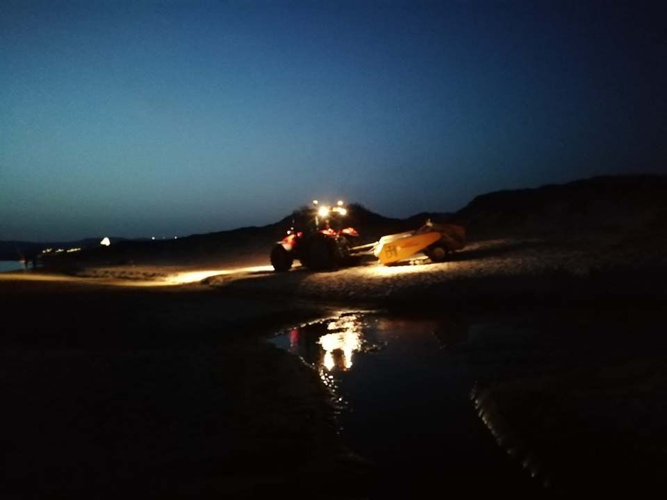 pulizia notturna dei una spiaggia