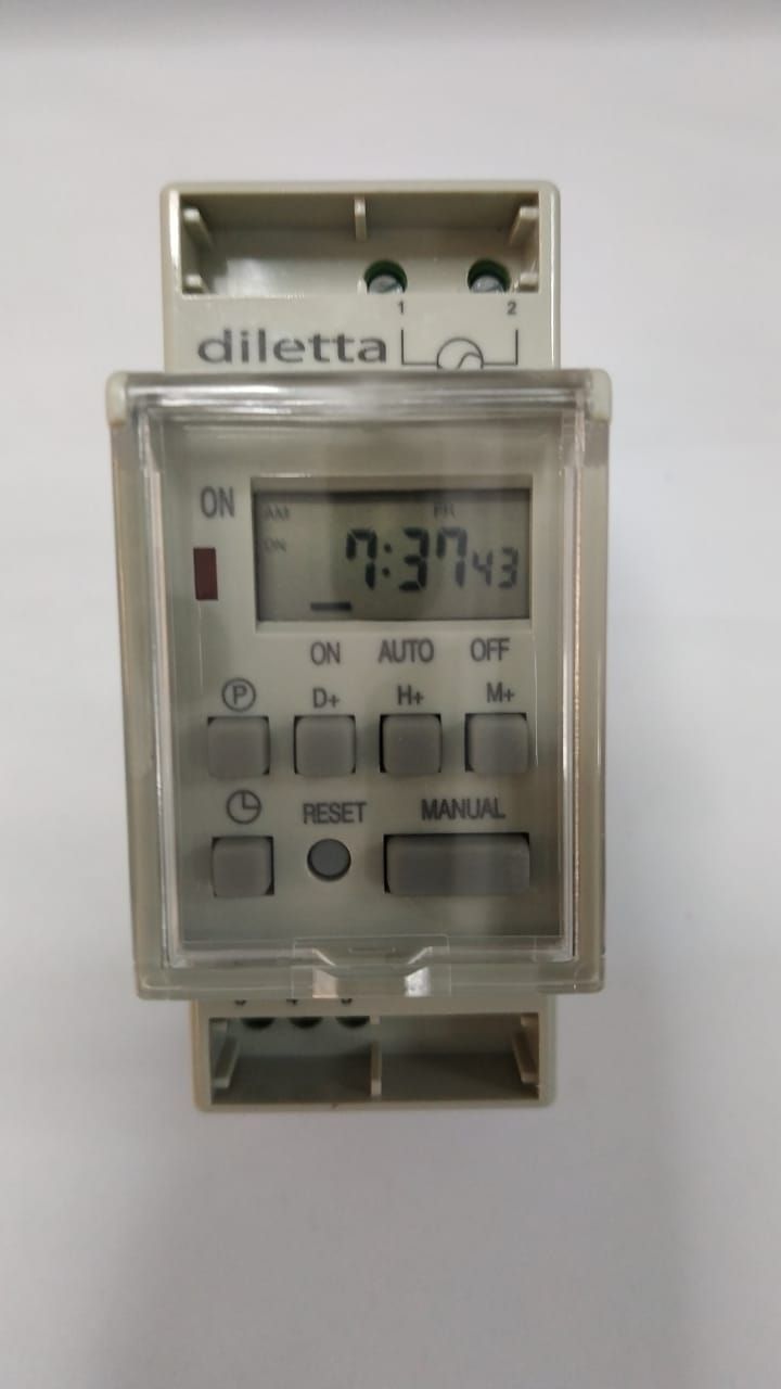 Un temporizador digital con pantalla que muestra la hora y botones para la configuración.