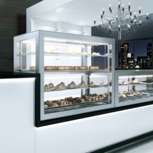 Une vitrine avec beaucoup de nourriture à l'intérieur