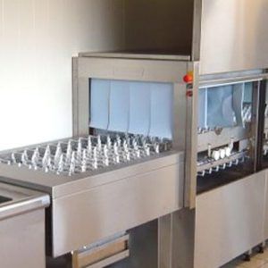 Un lave-vaisselle en acier inoxydable est placé à côté d'un évier dans une cuisine.