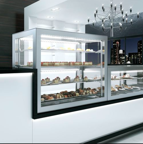 Une vitrine avec beaucoup de nourriture à l'intérieur