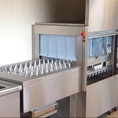 Un lave-vaisselle en acier inoxydable est placé à côté d'un évier dans une cuisine.