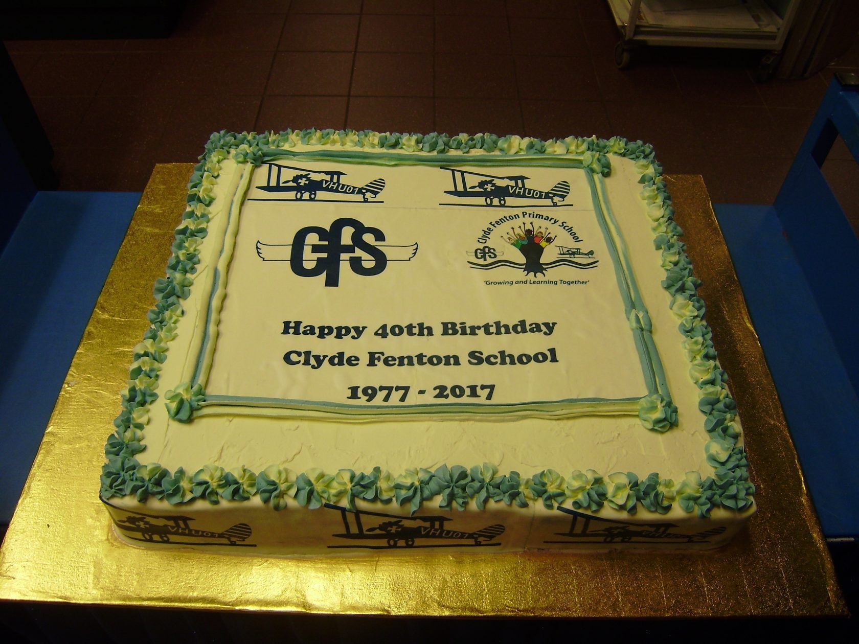 A cake that says happy 40th birthday on it