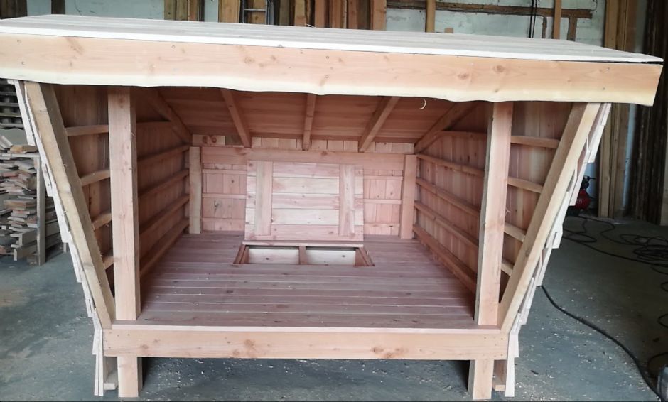 Der bygges et shelter i træ på et værksted.