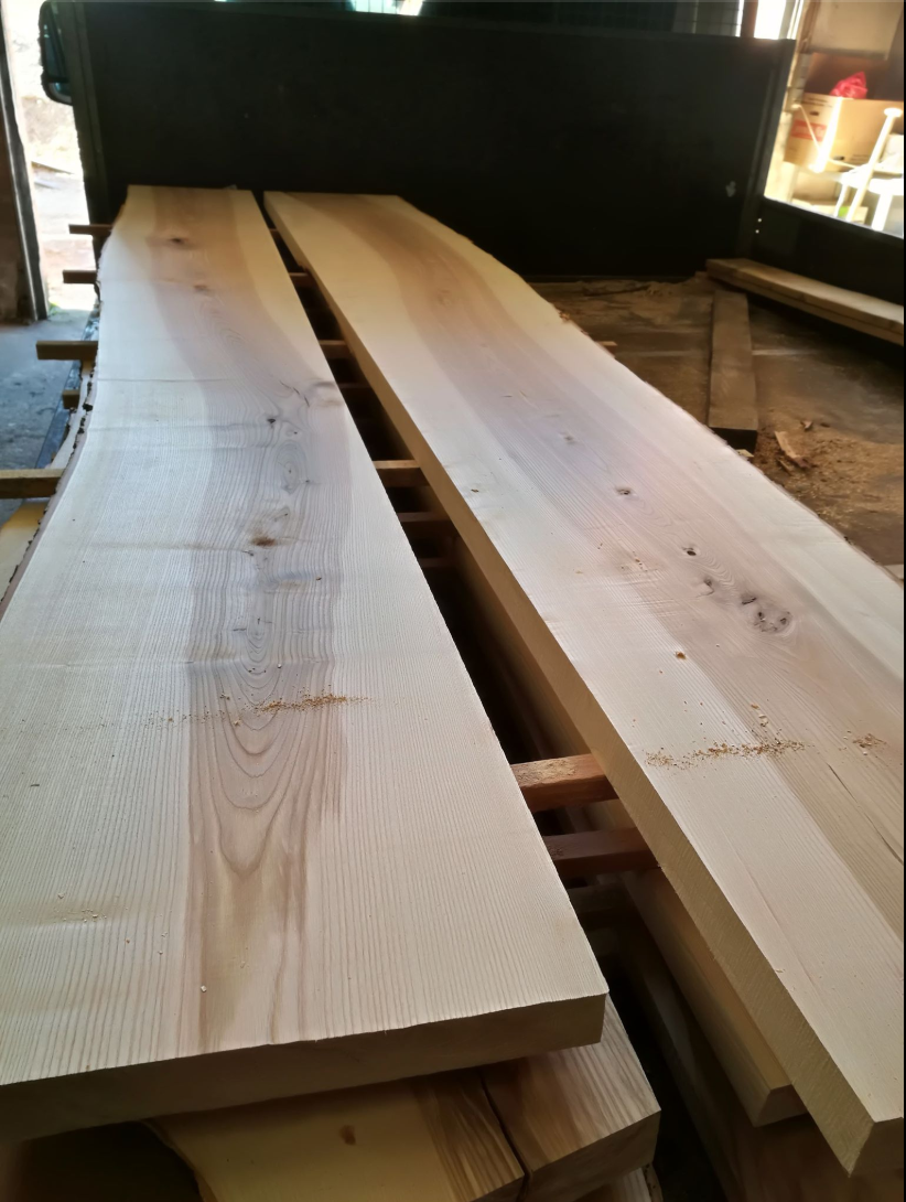 To stykker træ er stablet oven på hinanden