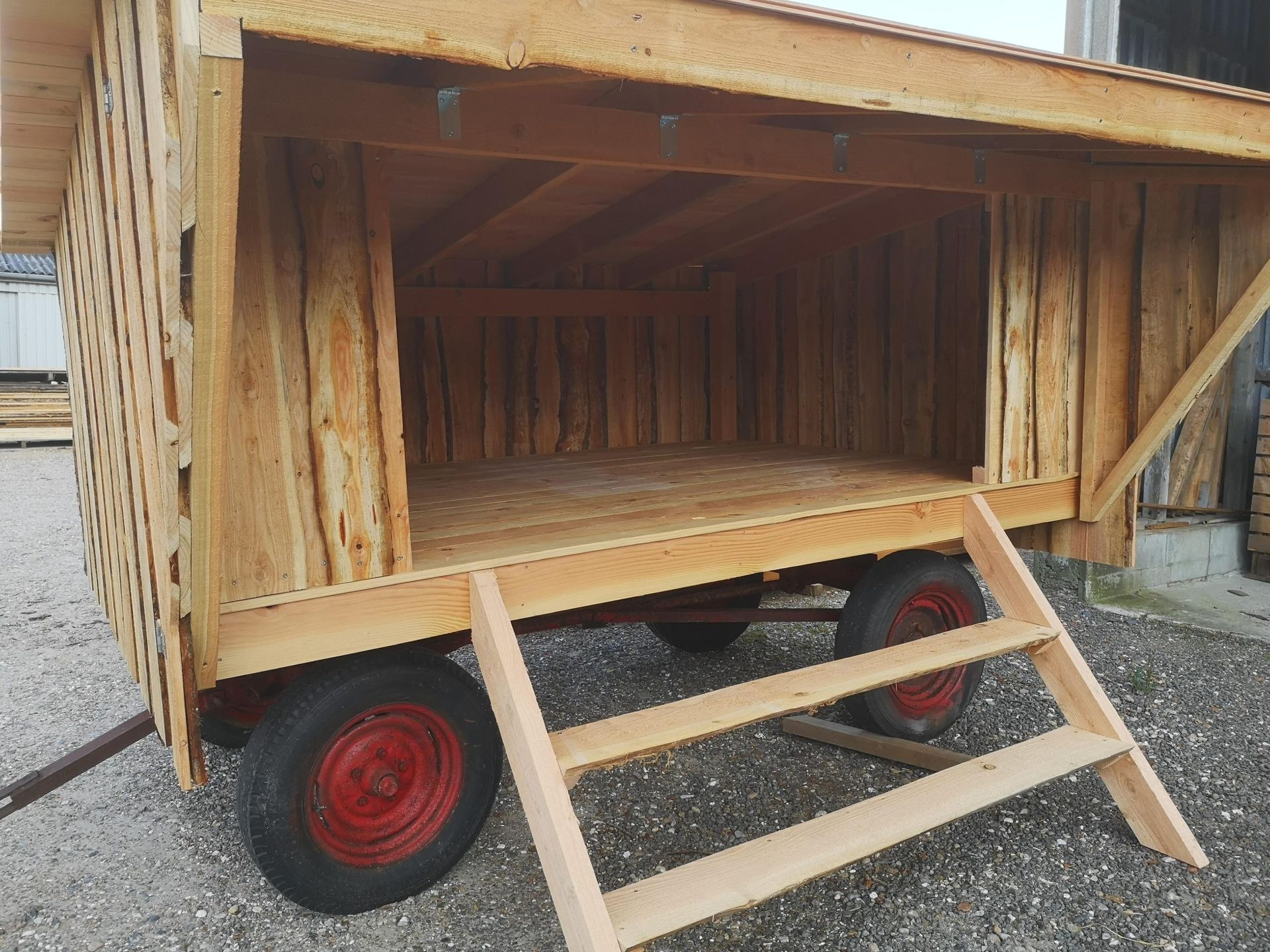 Et træskur med røde hjul og trapper