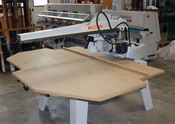 En maskine sidder oven på et træbord.