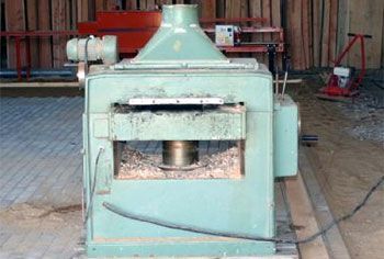 En grøn maskine sidder på toppen af ​​et træbord.