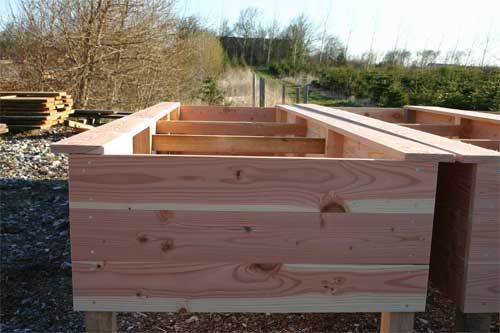 En trækasse sidder oven på en bunke flis.