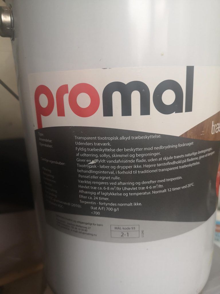 En spand promal maling står på et bord