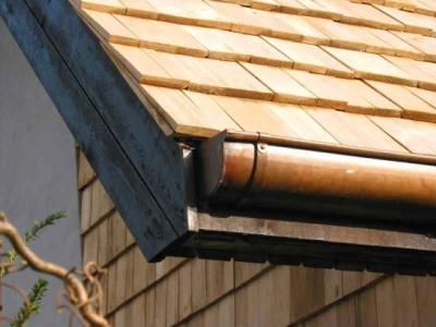 Nærbillede af en tagrende på et trætag