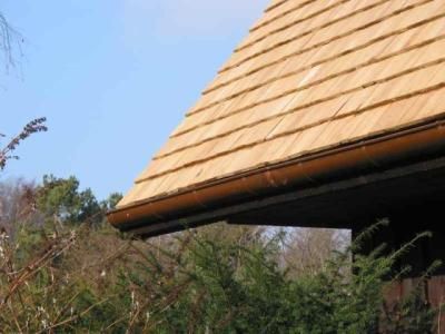 Nærbillede af et trætag med en tagrende