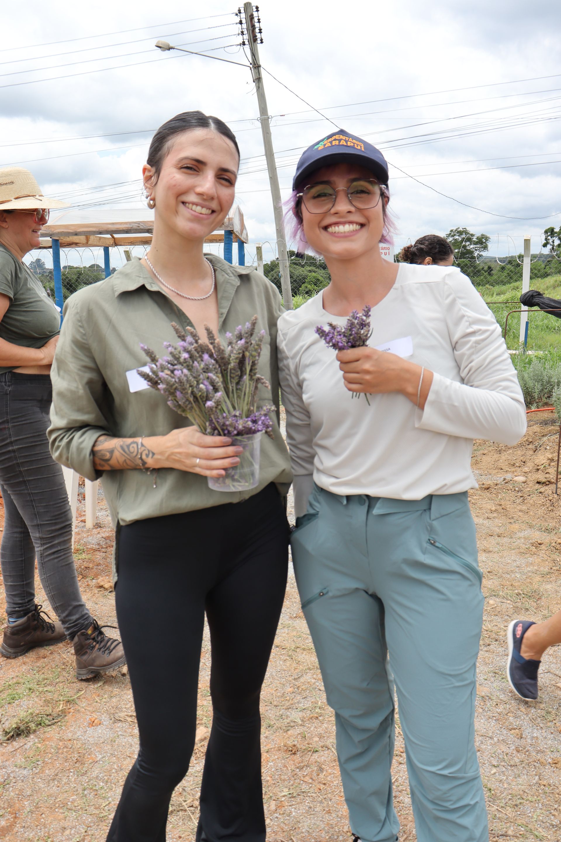 Professora Larissa na colheita da escola da lavanda