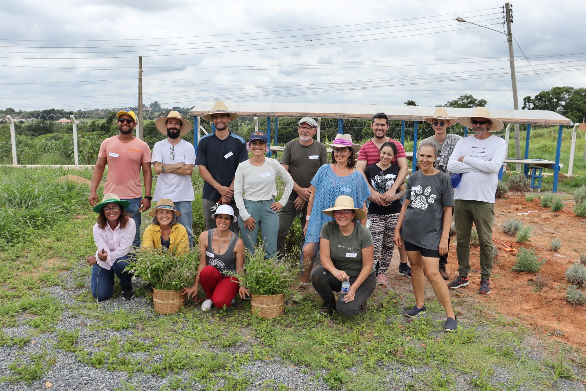 Grupo de pessoas reunidas na plantação da escola da lavanda