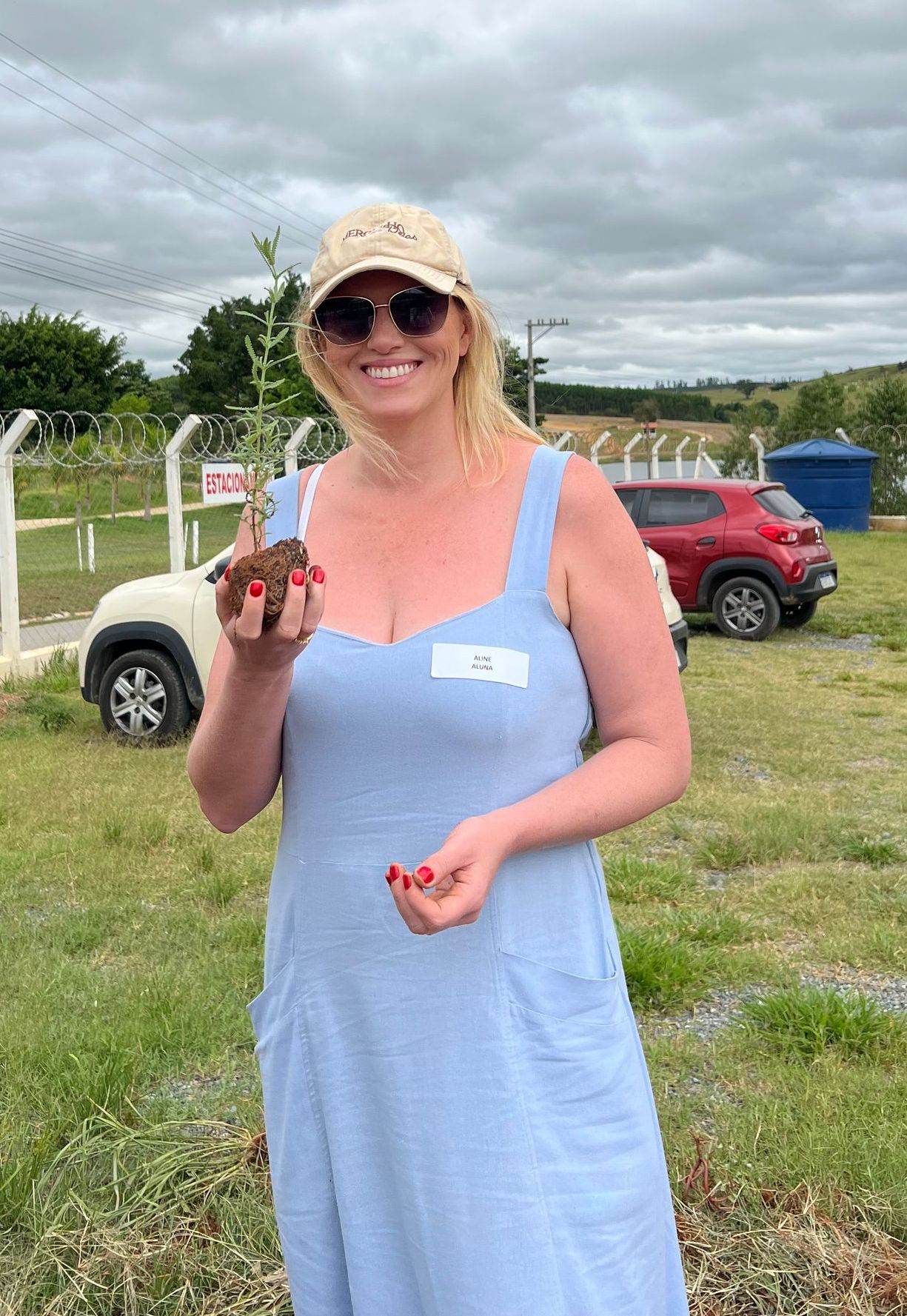 Aluna com muda de lavanda na mão na Escola da Lavanda