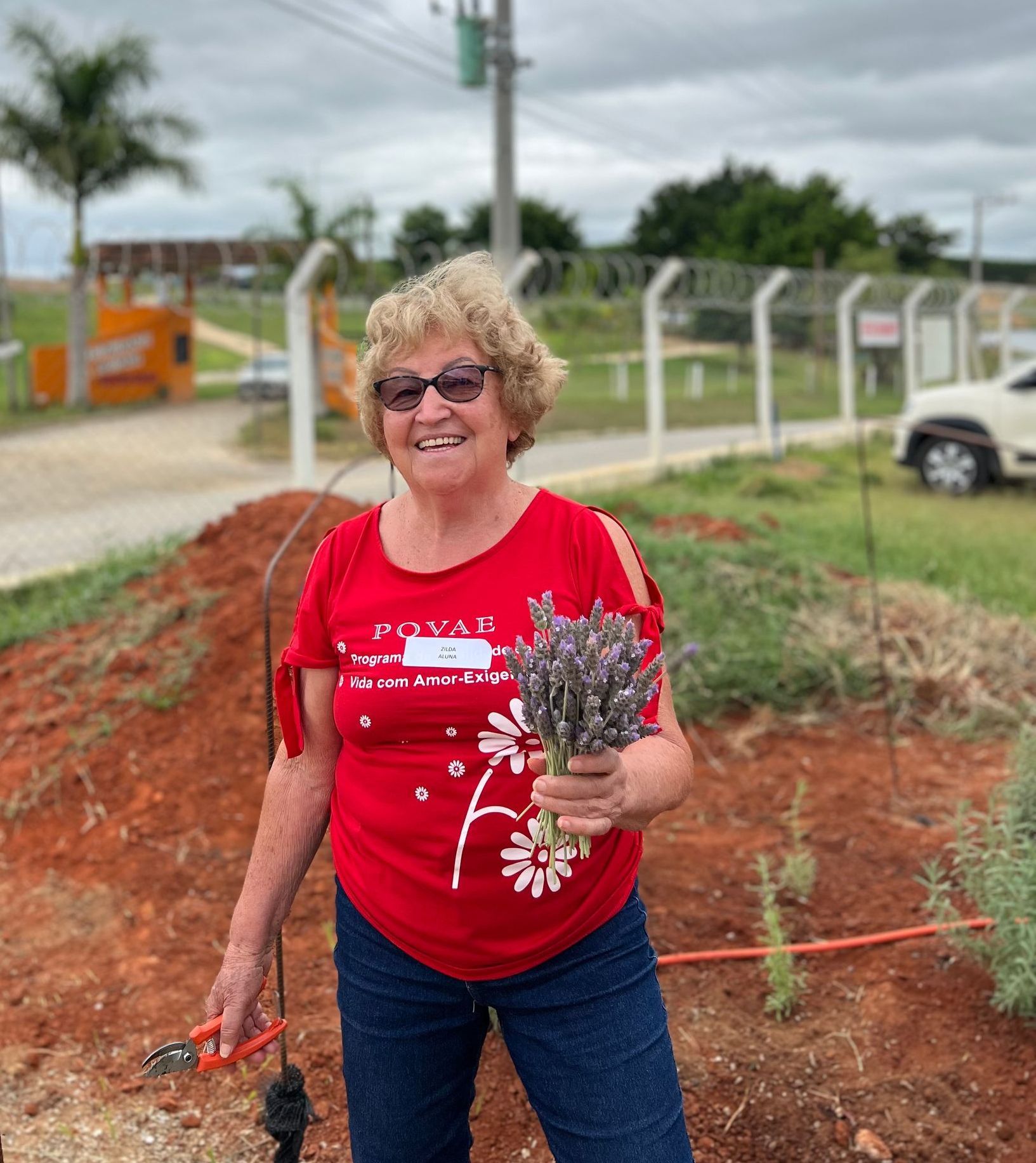 Aluna com buquê de lavanda na mão na Escola da Lavanda