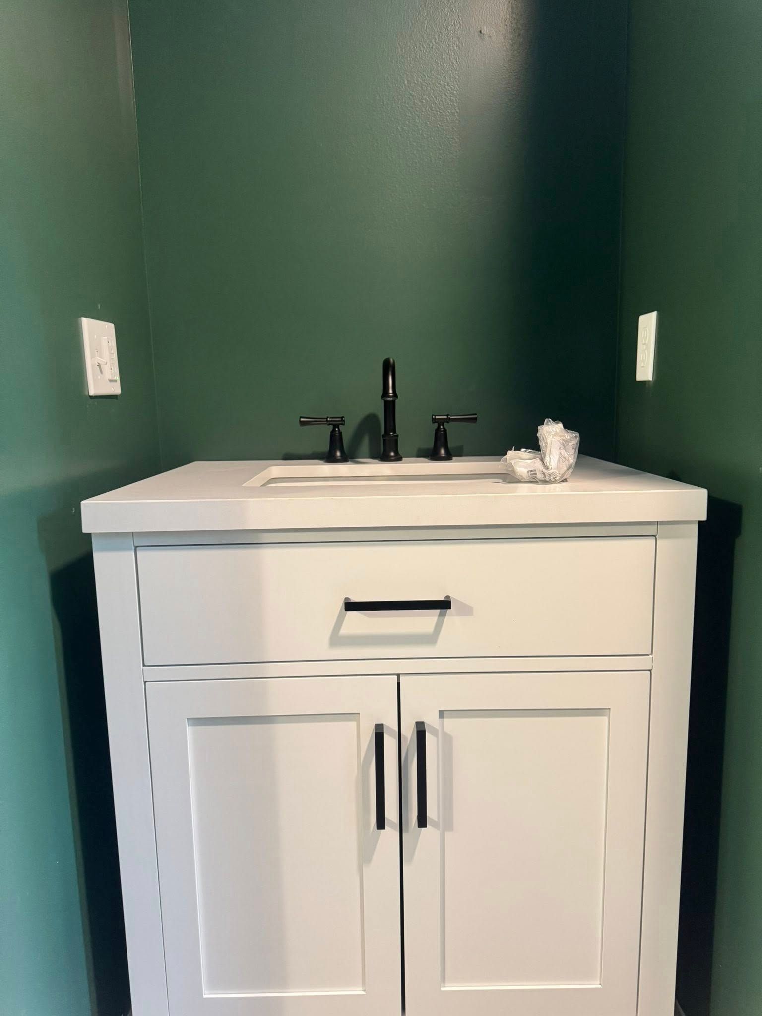 A bathroom with two sinks and a bathtub.