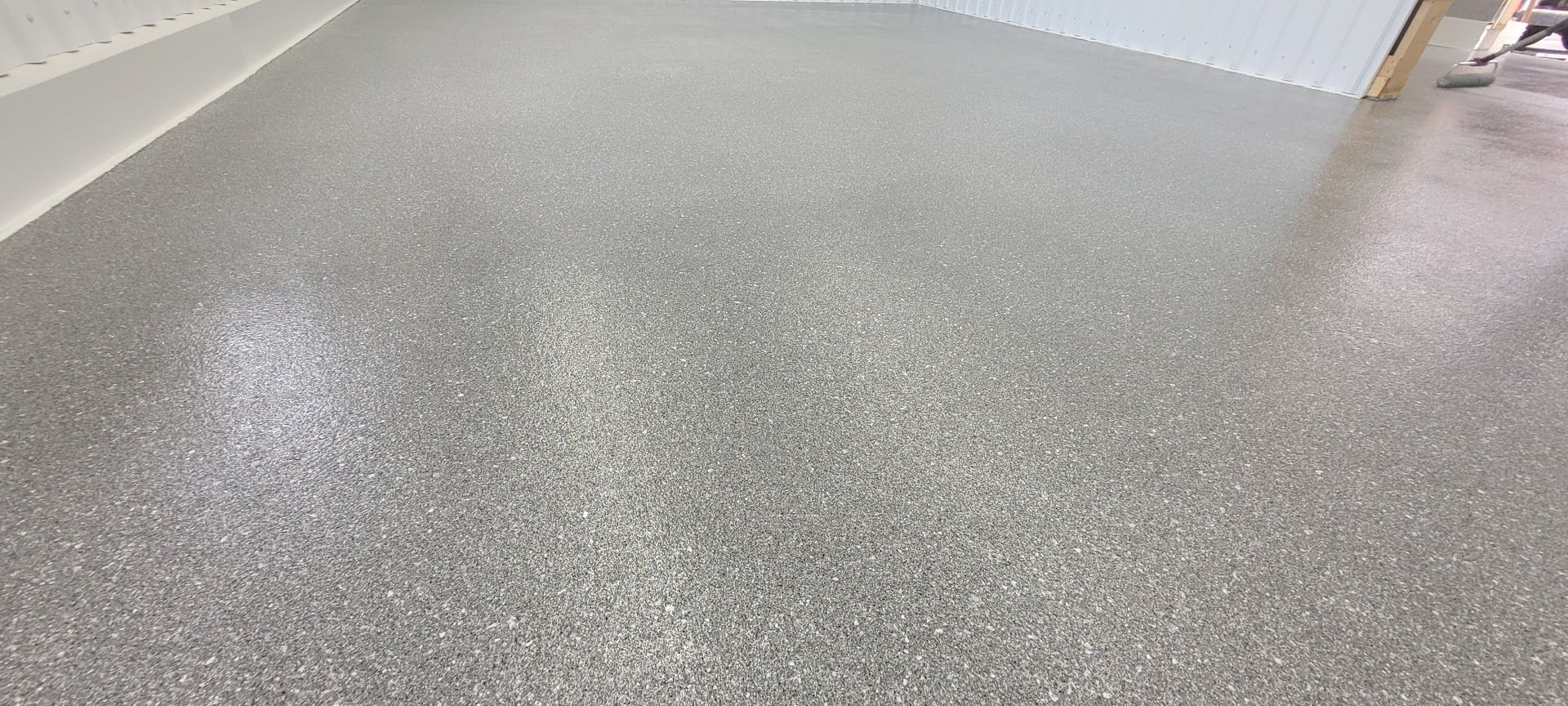 Un gros plan d'un sol en béton gris dans une pièce.