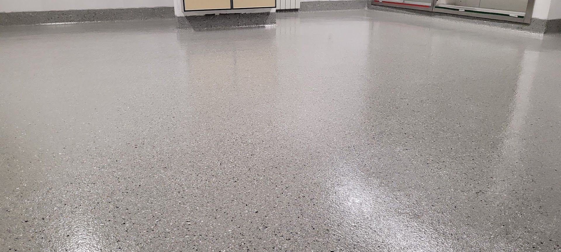 Un gros plan d'un sol en béton brillant dans une pièce.