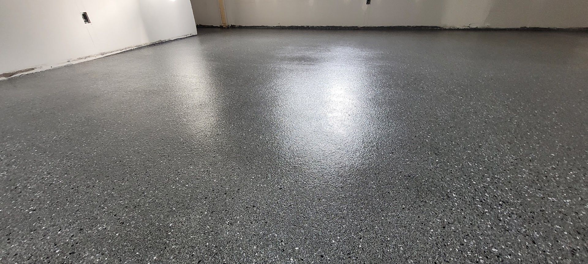 Un sol de garage avec beaucoup de petites pierres dessus.