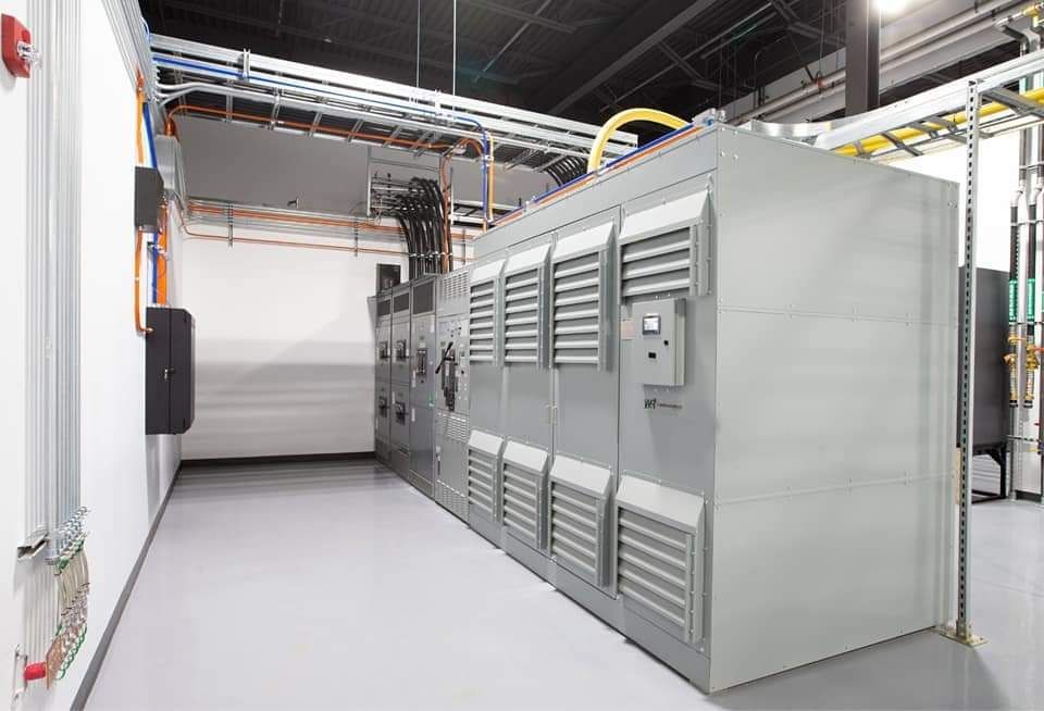 Une grande pièce avec beaucoup d'équipements électriques à l'intérieur.