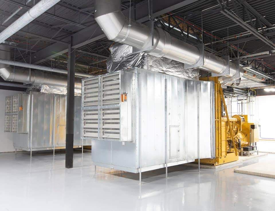 Une grande pièce avec beaucoup de tuyaux suspendus au plafond.