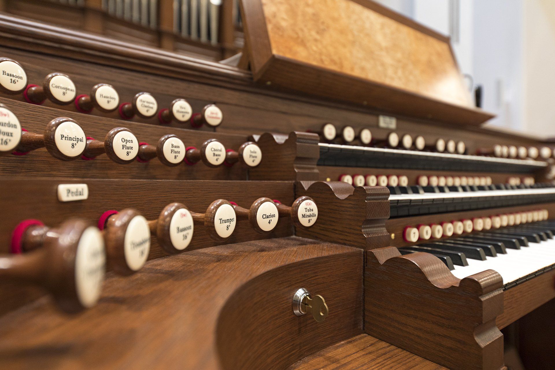 Organ console