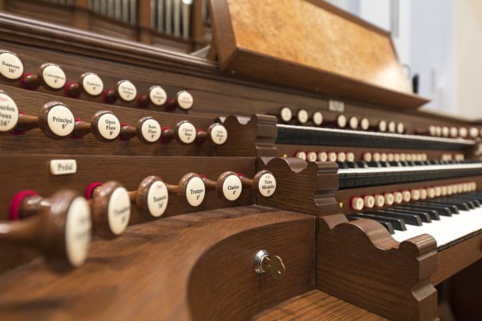 Organ console