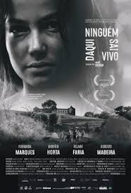 Um pôster em preto e branco de um filme estrelado por uma mulher.