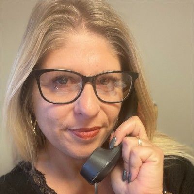 Une femme portant des lunettes parle au téléphone