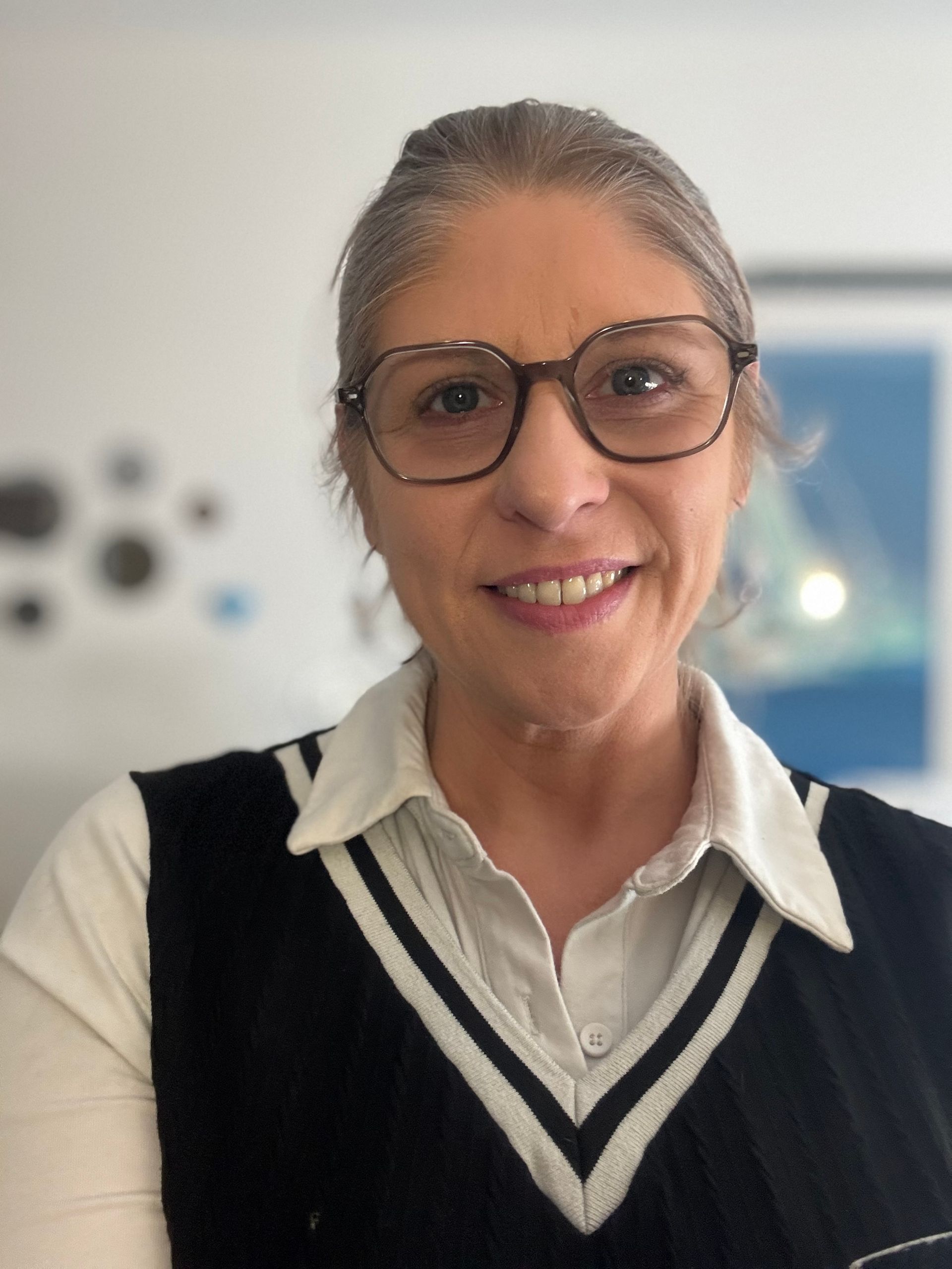 Une femme portant des lunettes parle au téléphone