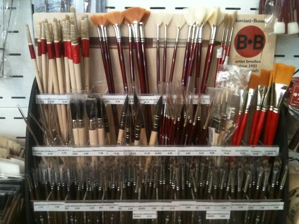 Espositore con pennelli