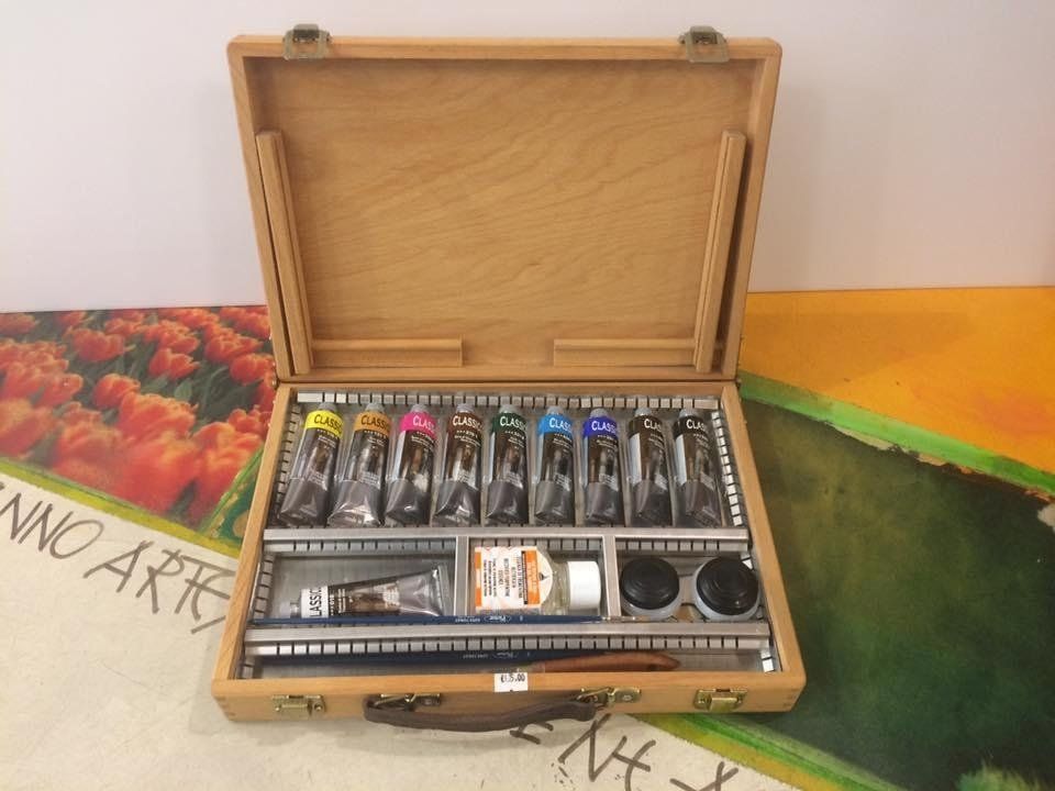 Valigetta con colori e attrezzi per dipingere