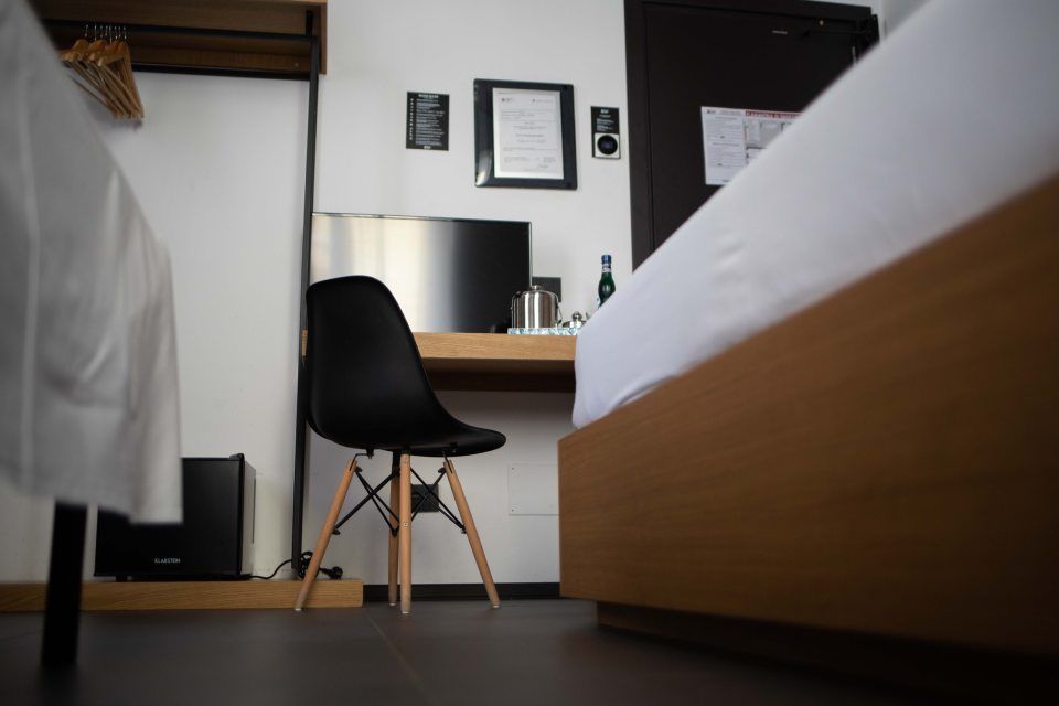 camera con tv e scrivania