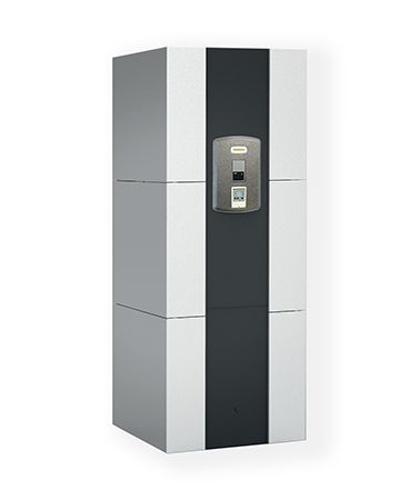Una cassaforte alta, a tre scomparti, con pannelli bianchi e grigi, striscia centrale scura e tastiera.
