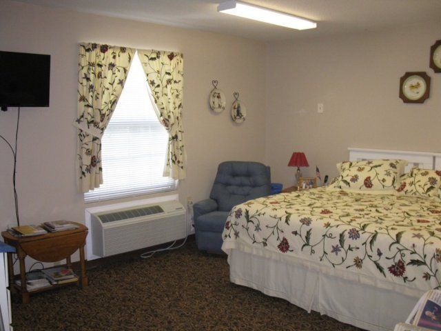 Pet Friendly Senior Home — Spacious Private Room in Garnett, KS